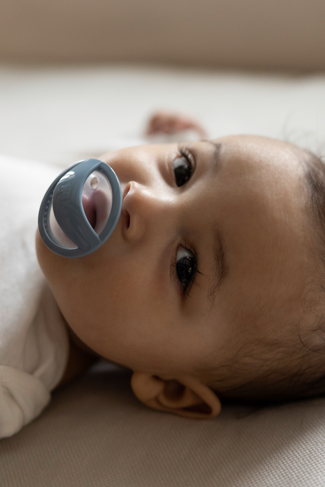https://f.igtrend.kz/products/001/656/presentation_rgb_low_quality_png-pic_nuk_baby_boy_looking_to_camera_with_mommyfeel_in_mouth.png